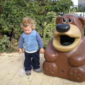 Cestino per esterni arredo urbano a forma di orsetto pensato per istruire i più piccoli alla corretta raccolta dei rifiuti